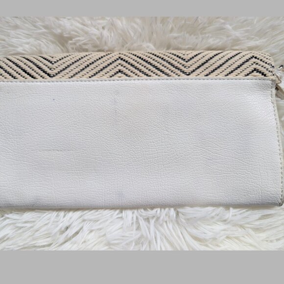 Simply Vera Vera Wang, White Foldover Clutch/Wristlet with Tapestry Detail - Picture 5 of 14